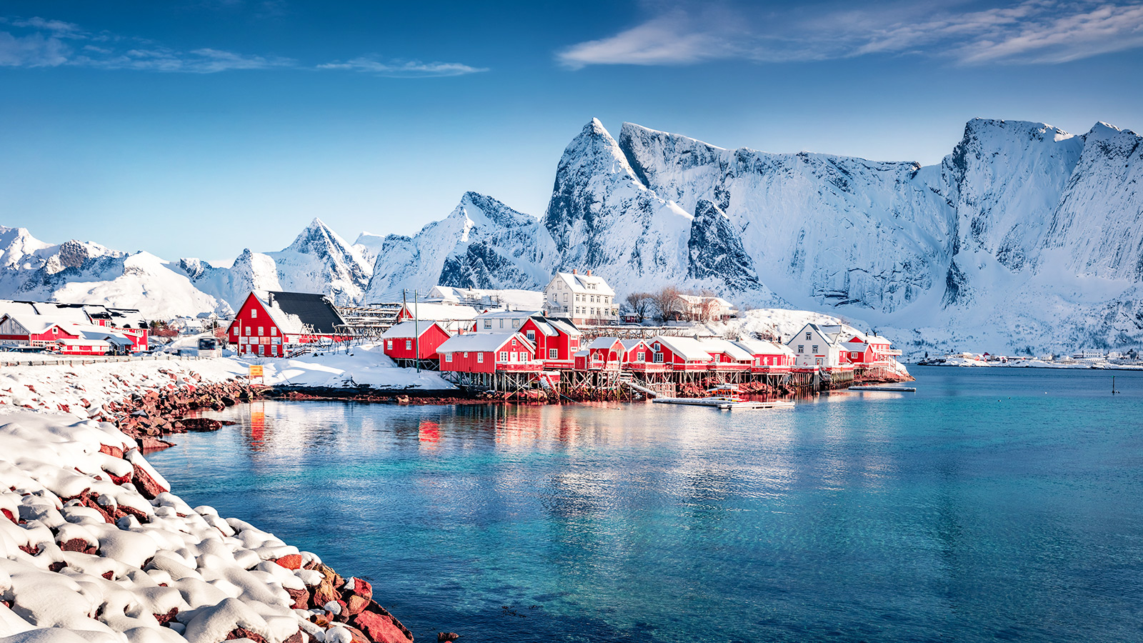 Verblijf in een traditionele rorbue, midden in het winterse landschap van de Lofoten