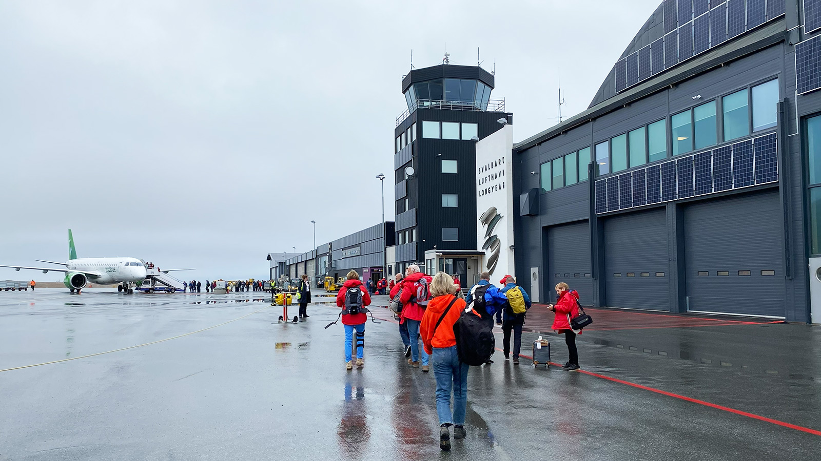 Een laag wolkendek houdt het steenkoolstadje Longyearbyen in zijn greep.