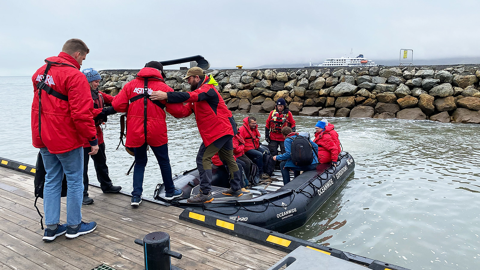 16u00 - Boarding in de zodiac-shuttle voor de transfer naar MV Hondius