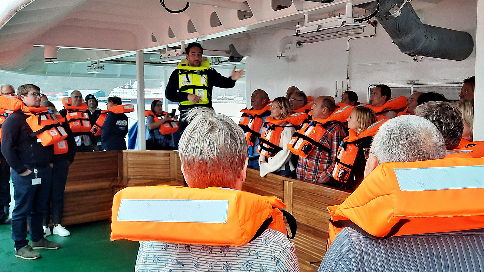 Reddingsvest omgesjord en tot de laatste man geteld. De evacuatiedril loopt als gesmeerd.