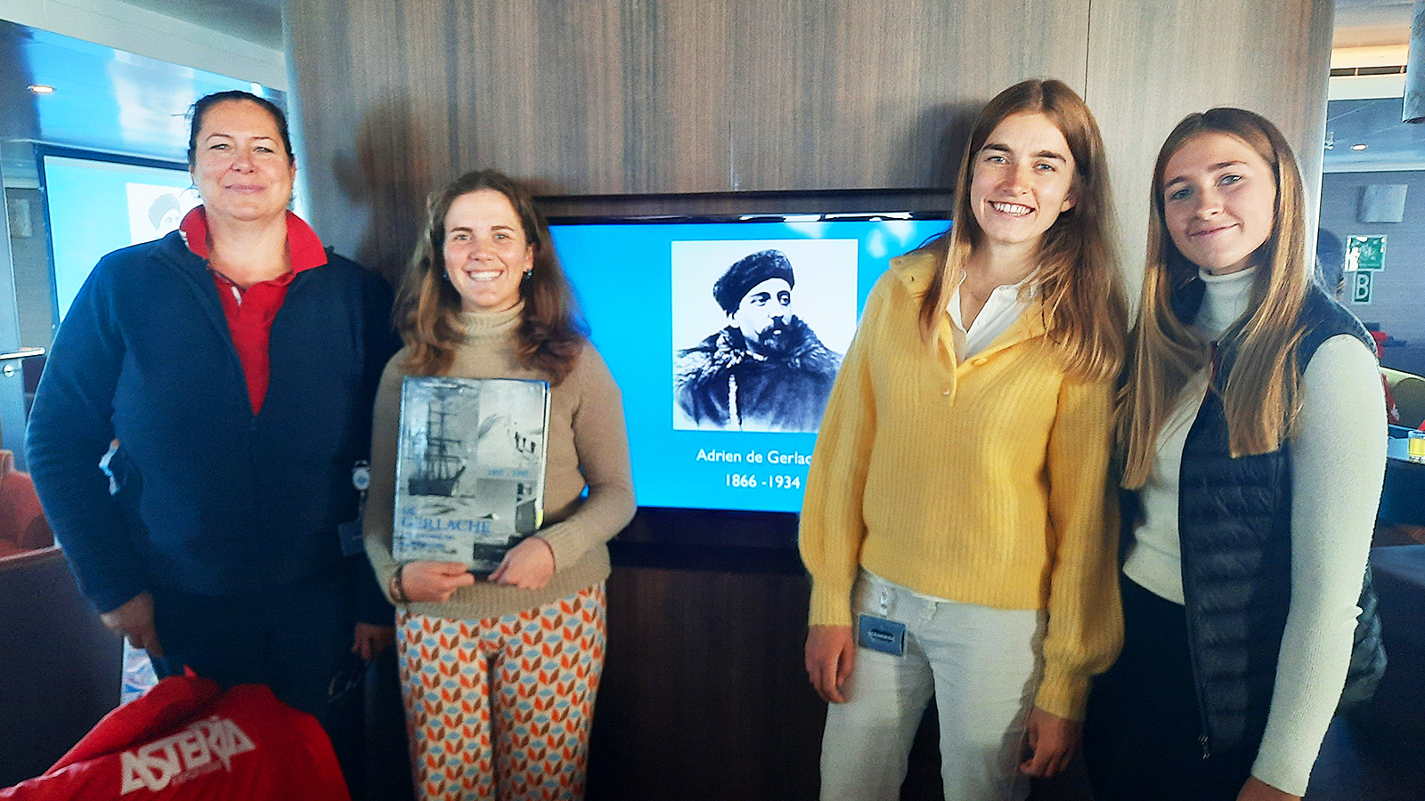 5de generatie in de voetsporen van Adrien de Gerlache (Annick naast Emilie, Roxane & Sophie)