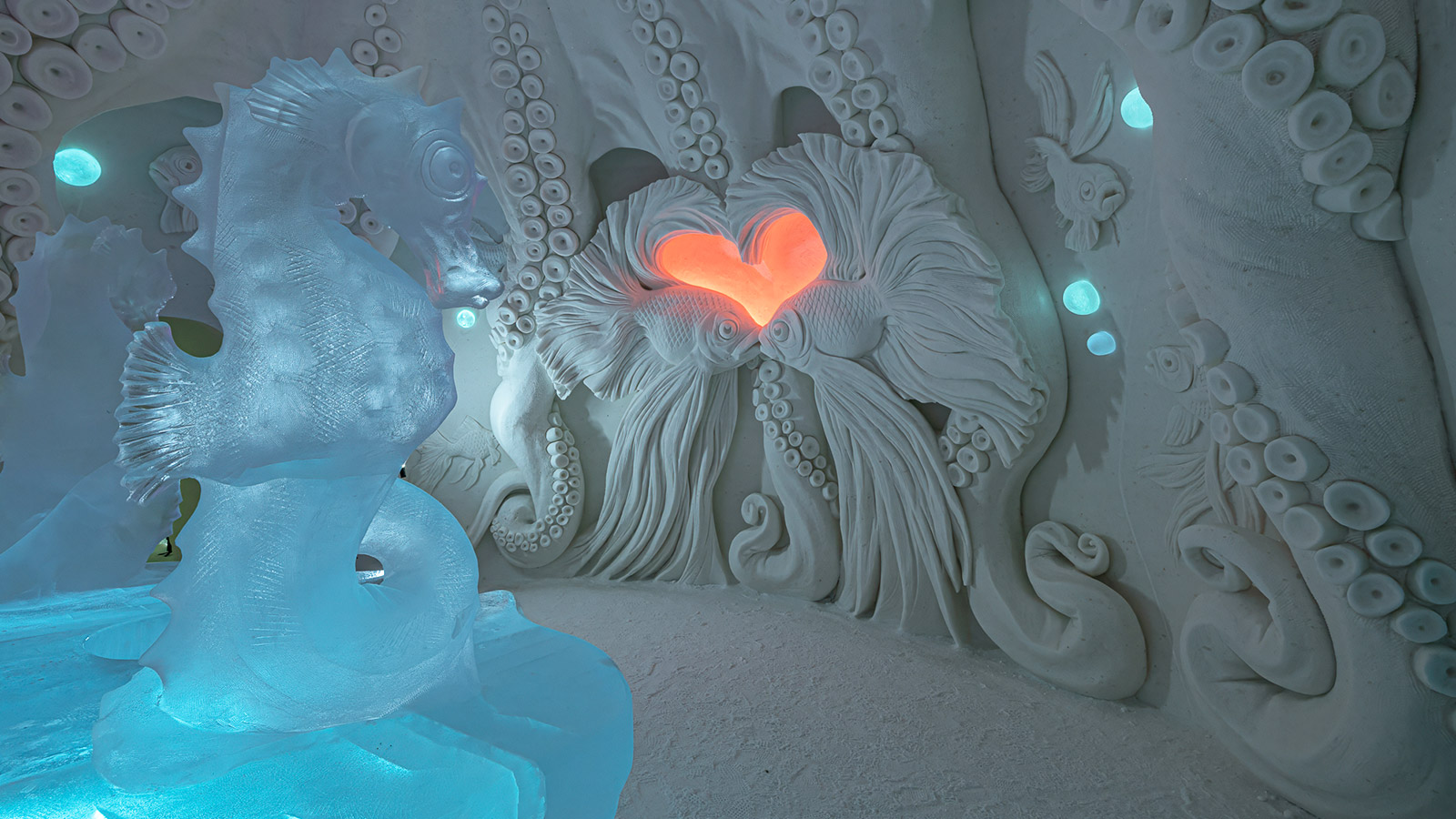 Internationale kunstenaars creëren elk jaar opnieuw unieke Ice Rooms met spectaculaire ijssculpturen en sfeervolle verlichting