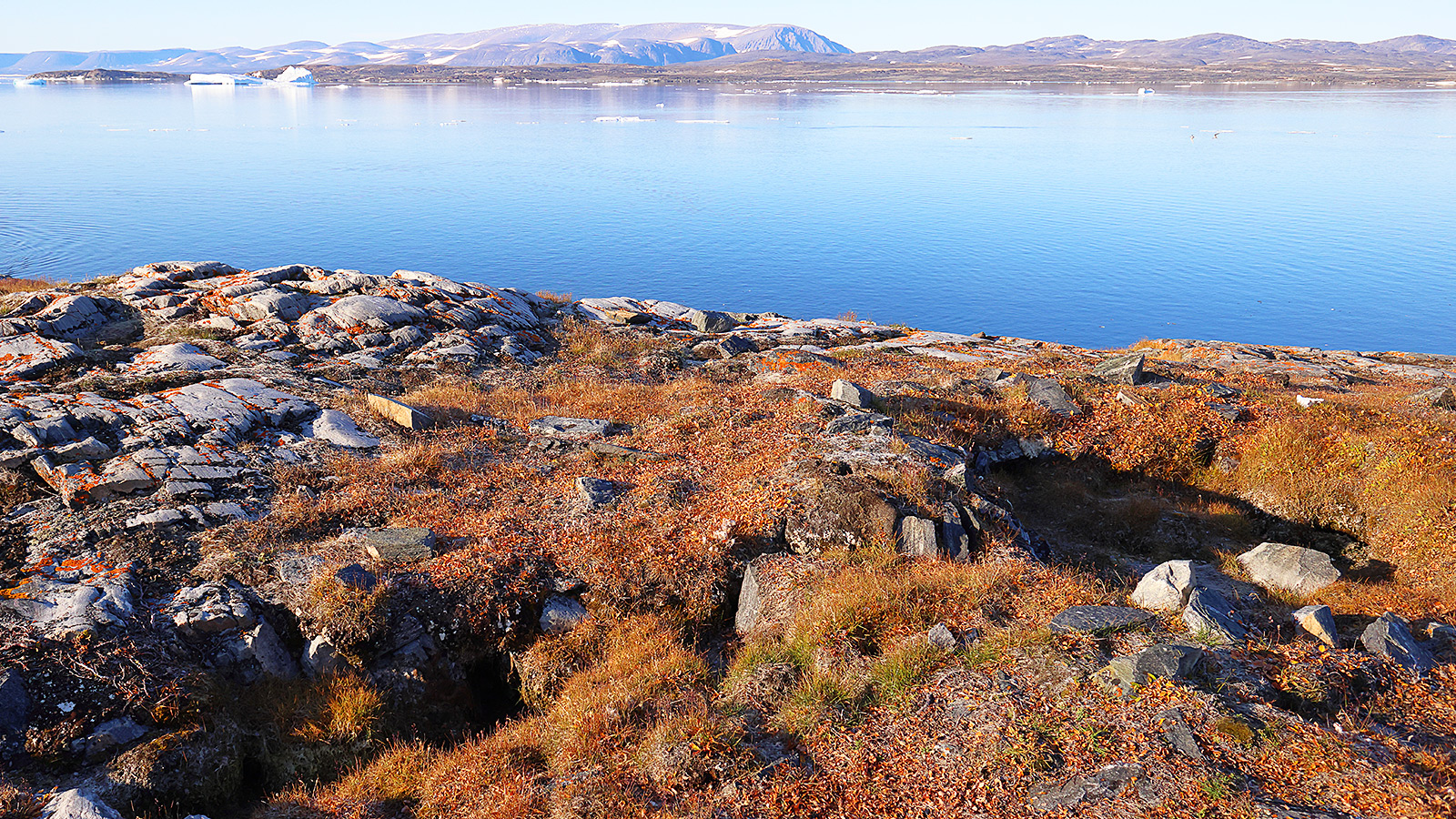 Ruïne van een winterwoning van de Thule-Inuit (16de eeuw).