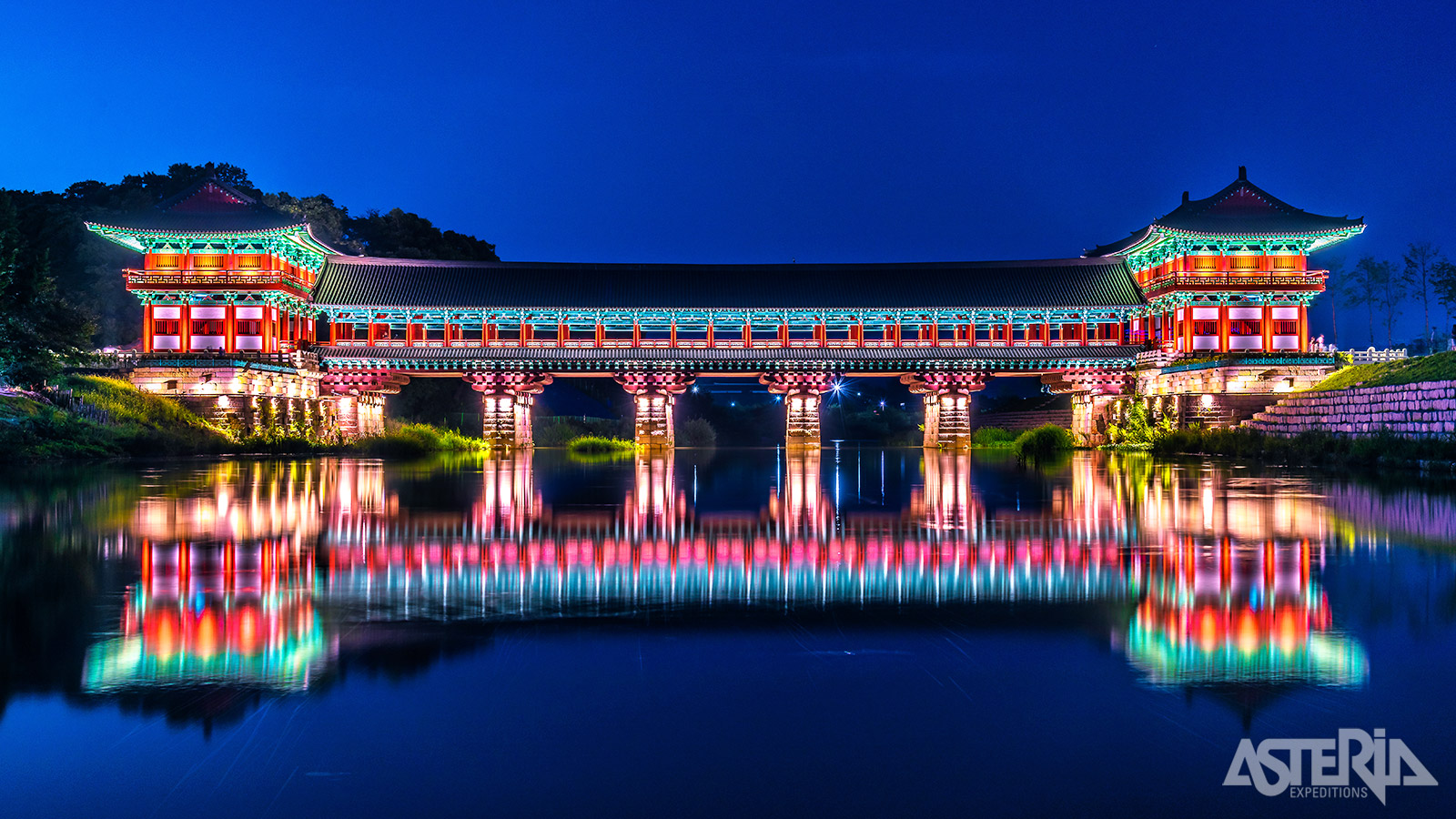De verlichte Wolje-brug in Gyeongju, de voormalige hoofdstad van het Silla-koninkrijk