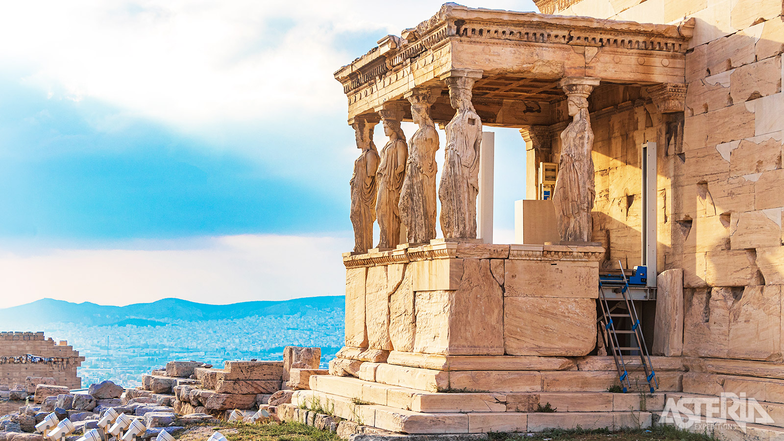 Kariatiden op de Akropolis in Athene, vrouwelijke beeldhouwwerken die als zuil gebruikt worden