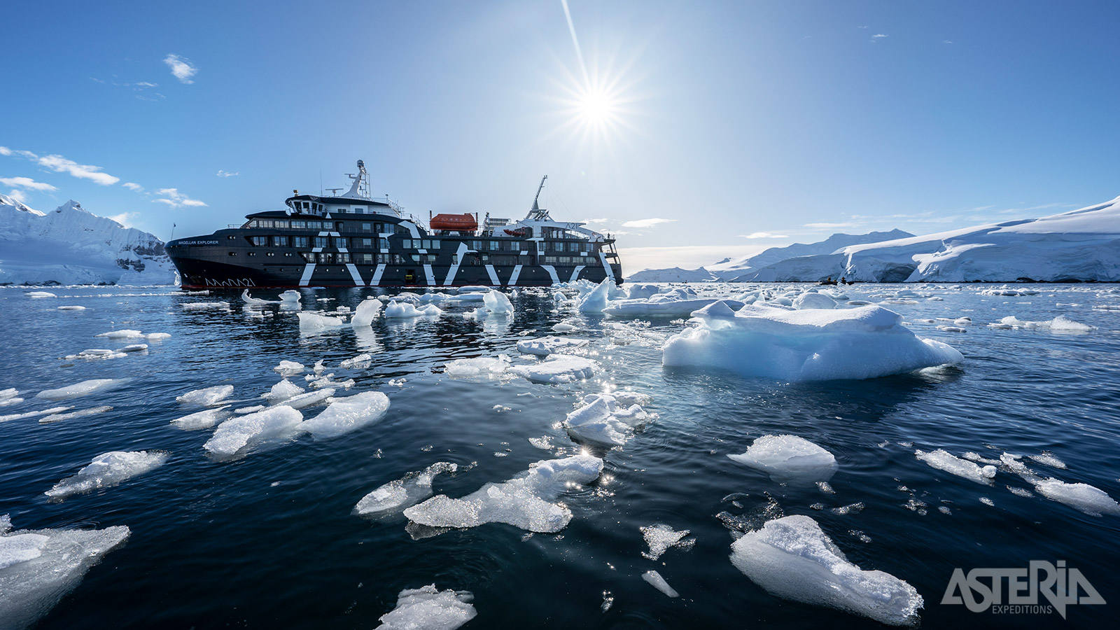 Op King George-eland scheep je in aan boord van de MV Magellan Explorer voor het cruisegedeelte