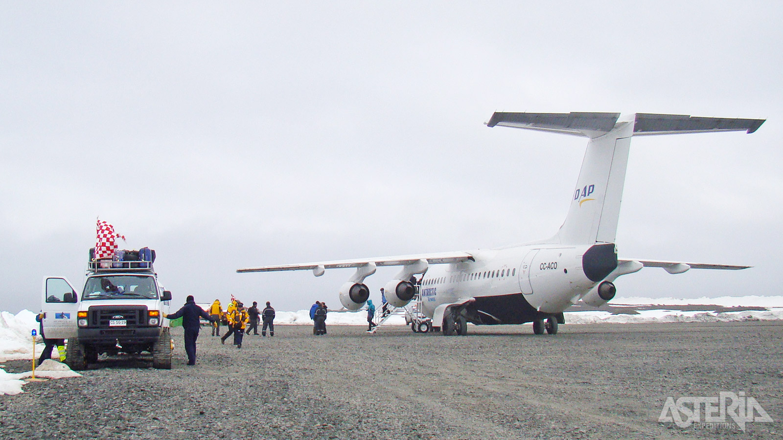 Na een 2u durende vlucht vanuit Punta Arenas sta je op de landingsstrip op King George-eiland