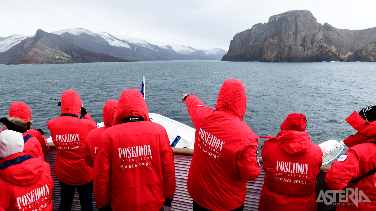 De verzonken vulkaankrater op Deception Island bood de perfecte beschutting voor - in die volgorde – een haven, een walvisstation, wetenschappelijke basis en de filmploeg van David Attenborough