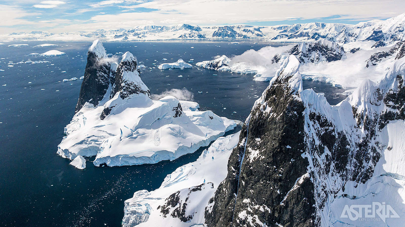 Kaap Renard met 2 torens van basalt, die de noordelijke ingang van het Lemaire-kanaal op het Antarctisch Schiereiland bewaken