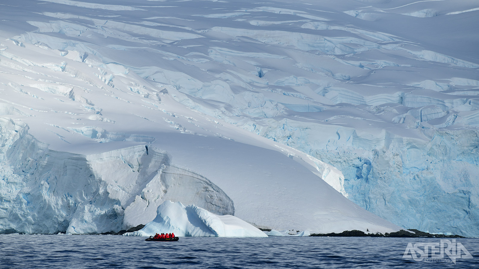 De sneeuw op Antarctica heeft zich in de loop van miljoenen jaren opgehoopt en is samengeperst tot immense ijsmassa’s