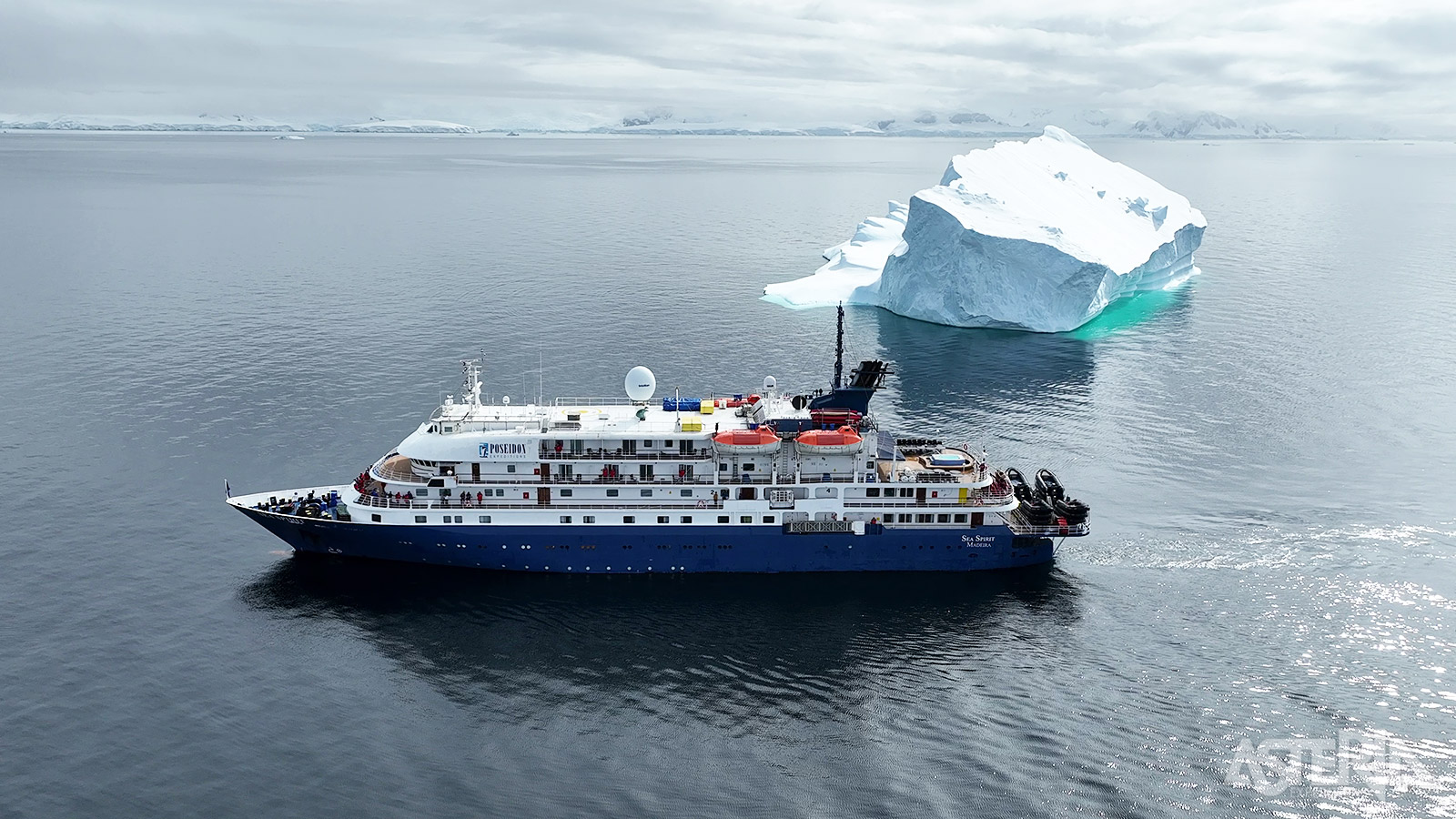 Het kleine, ijsversterkt expeditieschip MV Sea Spirit is ideaal om de Arctische regio’s te verkennen