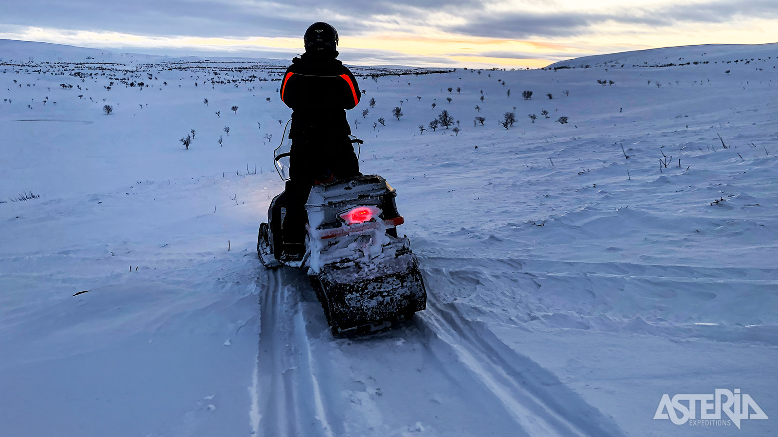 Elke deelnemer beschikt over een eigen sneeuwscooter