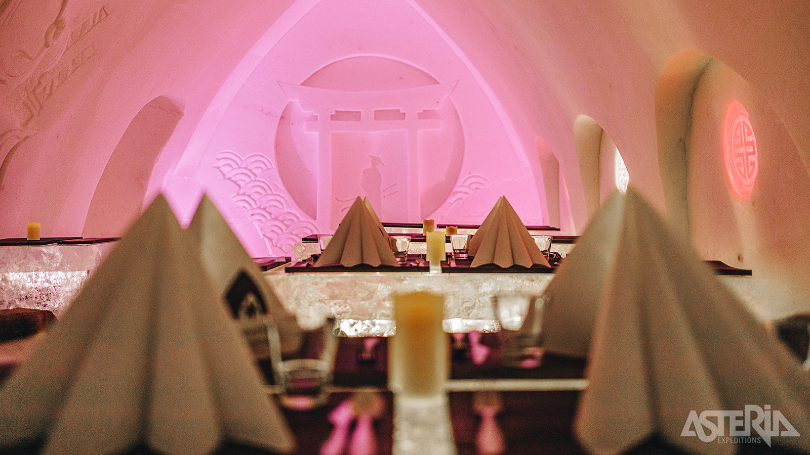 Bewonder de ijs- en sneeuwkunst van het Arctic SnowHotel en geniet van een diner in het Ice Restaurant