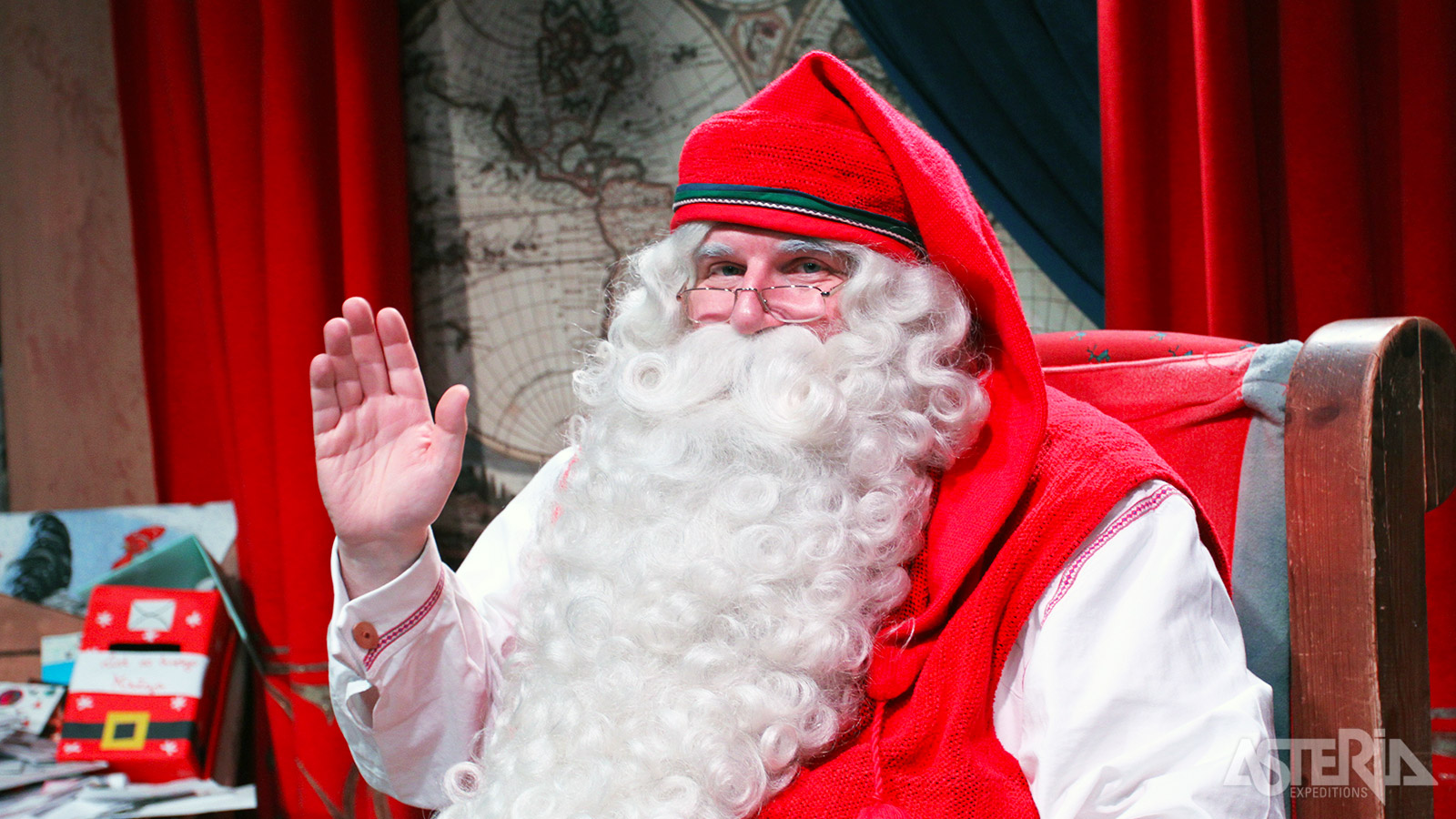 In een heerlijk comfortabele stoel zit hij op je te wachten: de enige echter kerstman