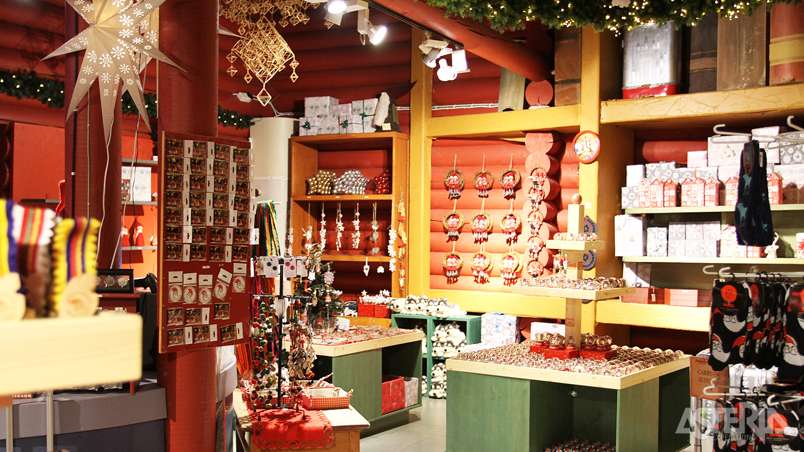 Koop leuke en originele cadeautjes in één van de vele winkeltjes van Santa Claus Village
