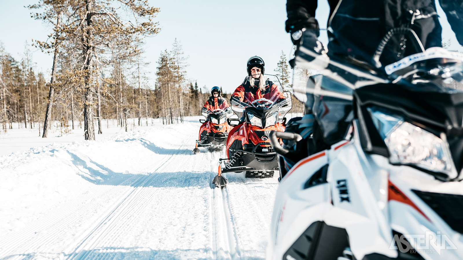 Trek de natuur in met de sneeuwscooter langs besneeuwde heuvels en meren