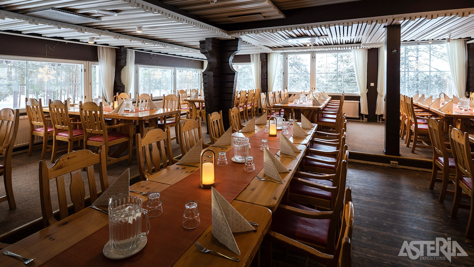 Het  hotel beschikt over een restaurant in blokstijl en een à la carte restaurant