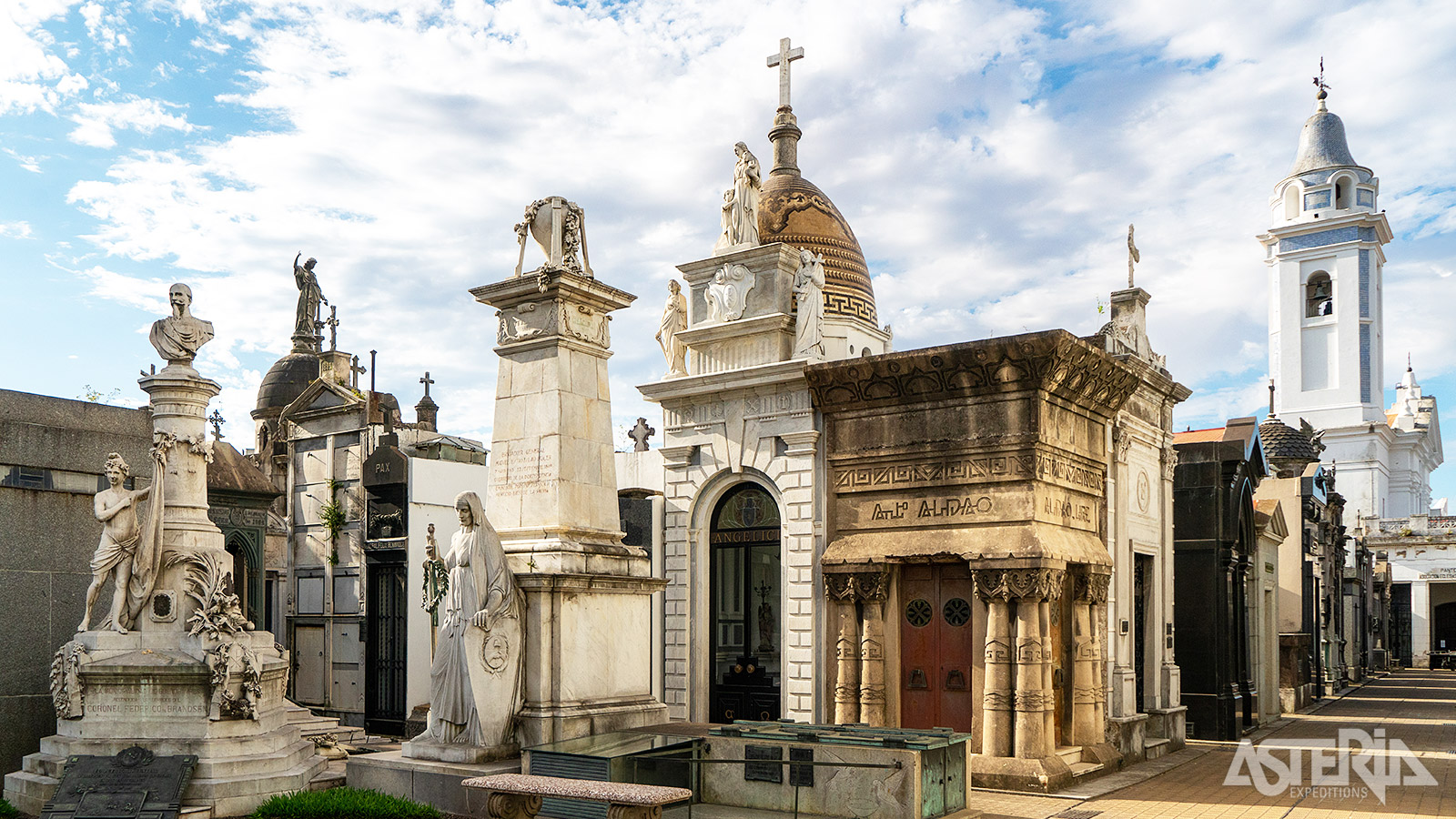 Elegantie en geschiedenis ontmoeten elkaar in de statige lanen van de begraafplaats van Recoleta