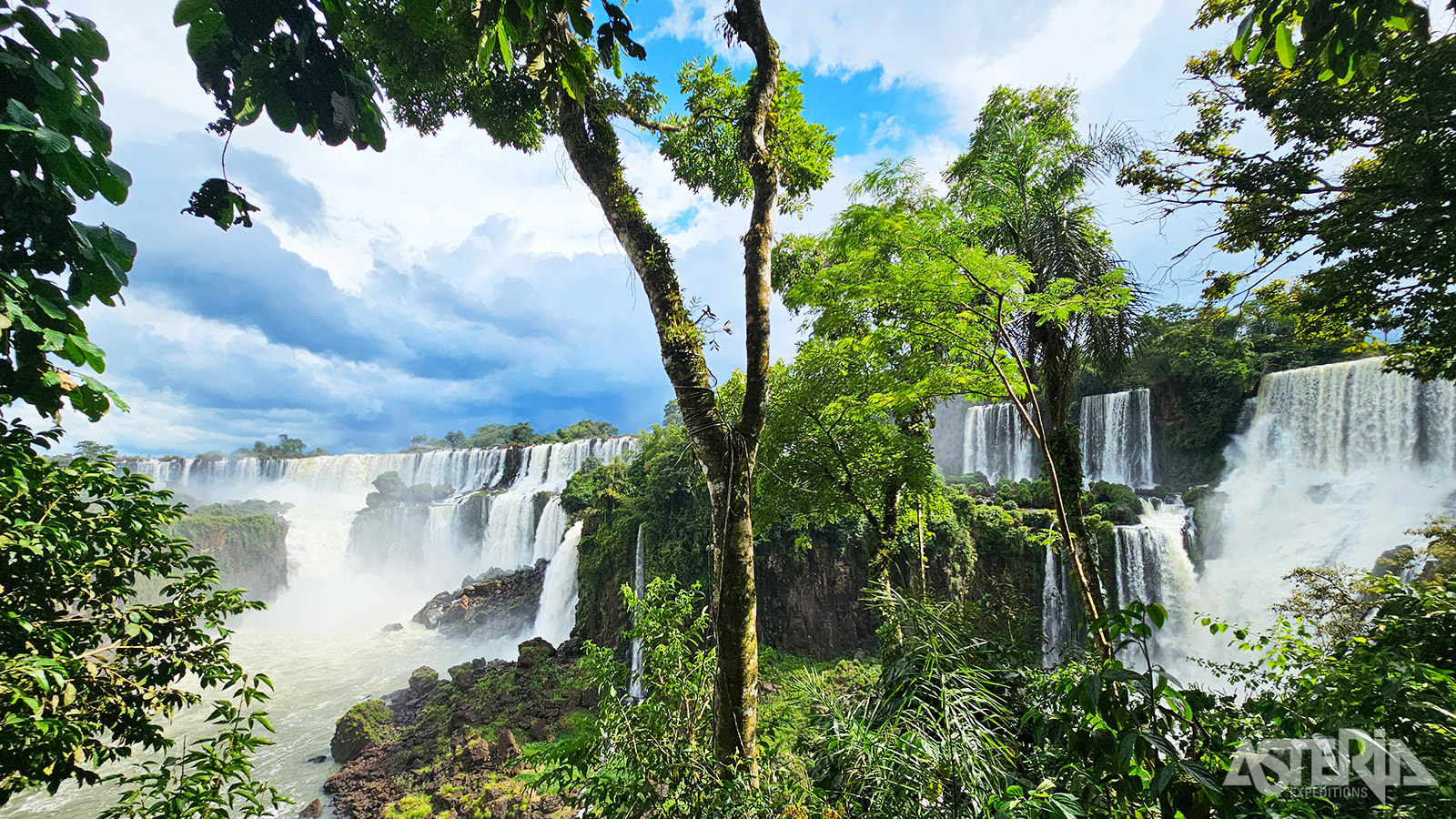 Krachtig watergeweld en nevel op de paden rond de spectaculaire Iguazu-watervallen
