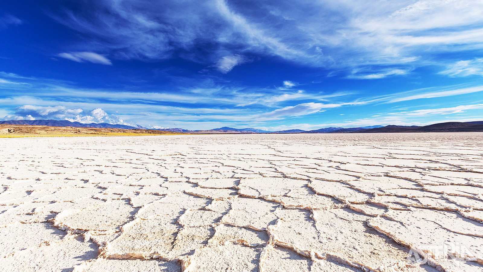 Eindeloze witte zoutvlaktes waarin lucht en horizon samenvloeien