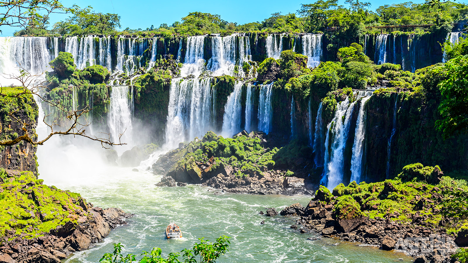 Je kan stoppen bij verschillende punten voor onvergetelijke uitzichten op de watervallen en de weelderige subtropische jungle