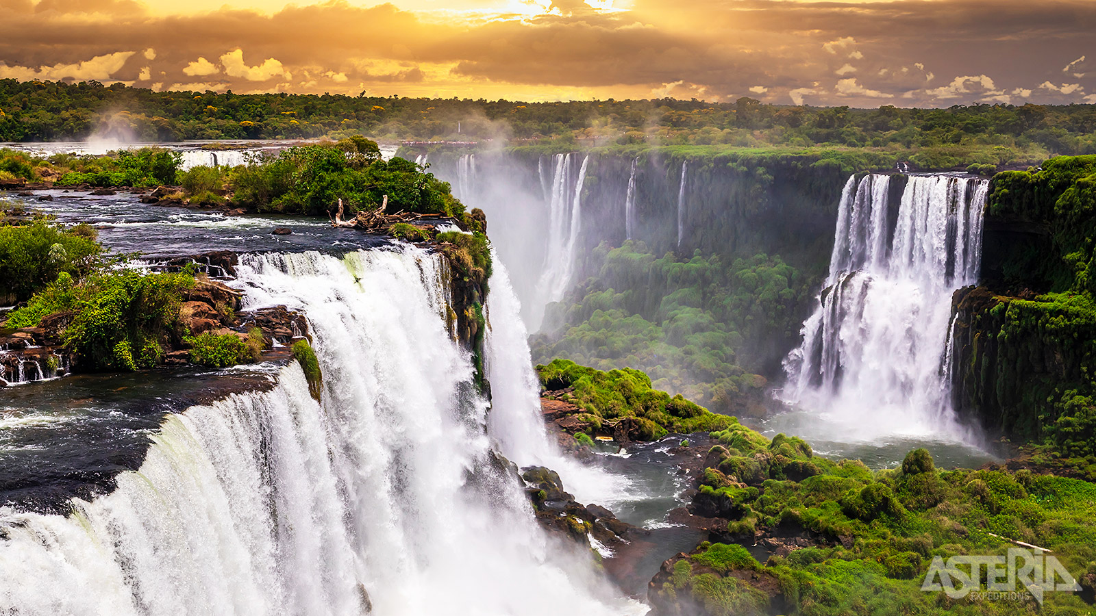 De Iguazu-watervallen - op de grens van Argentinie, Brazilie & Paraguay - storten met 275 kleine watervallen en over een breedte van 2.700m naar beneden