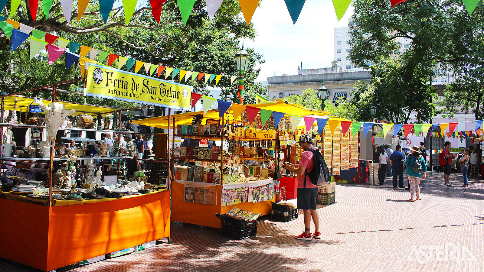 Op zondag  verandert San Telmo in één grote brocantemarkt onder de platanen