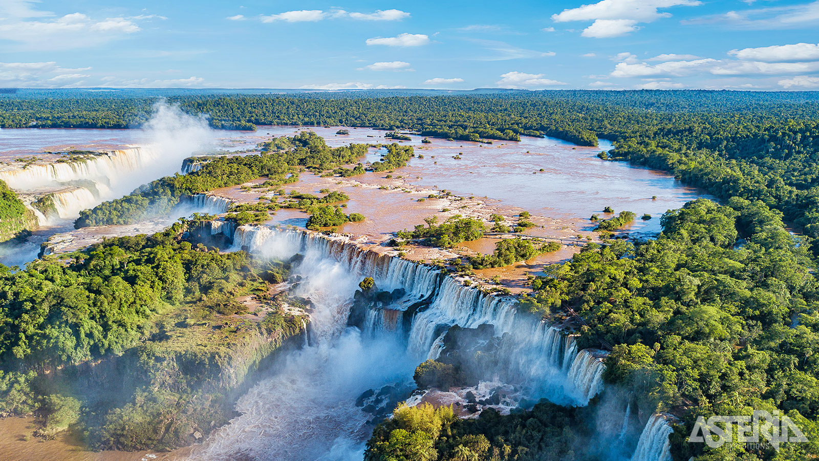 De watervallen van Iguazú zijn met zo’n 275 afzonderlijke watervallen één van de grootste ter wereld