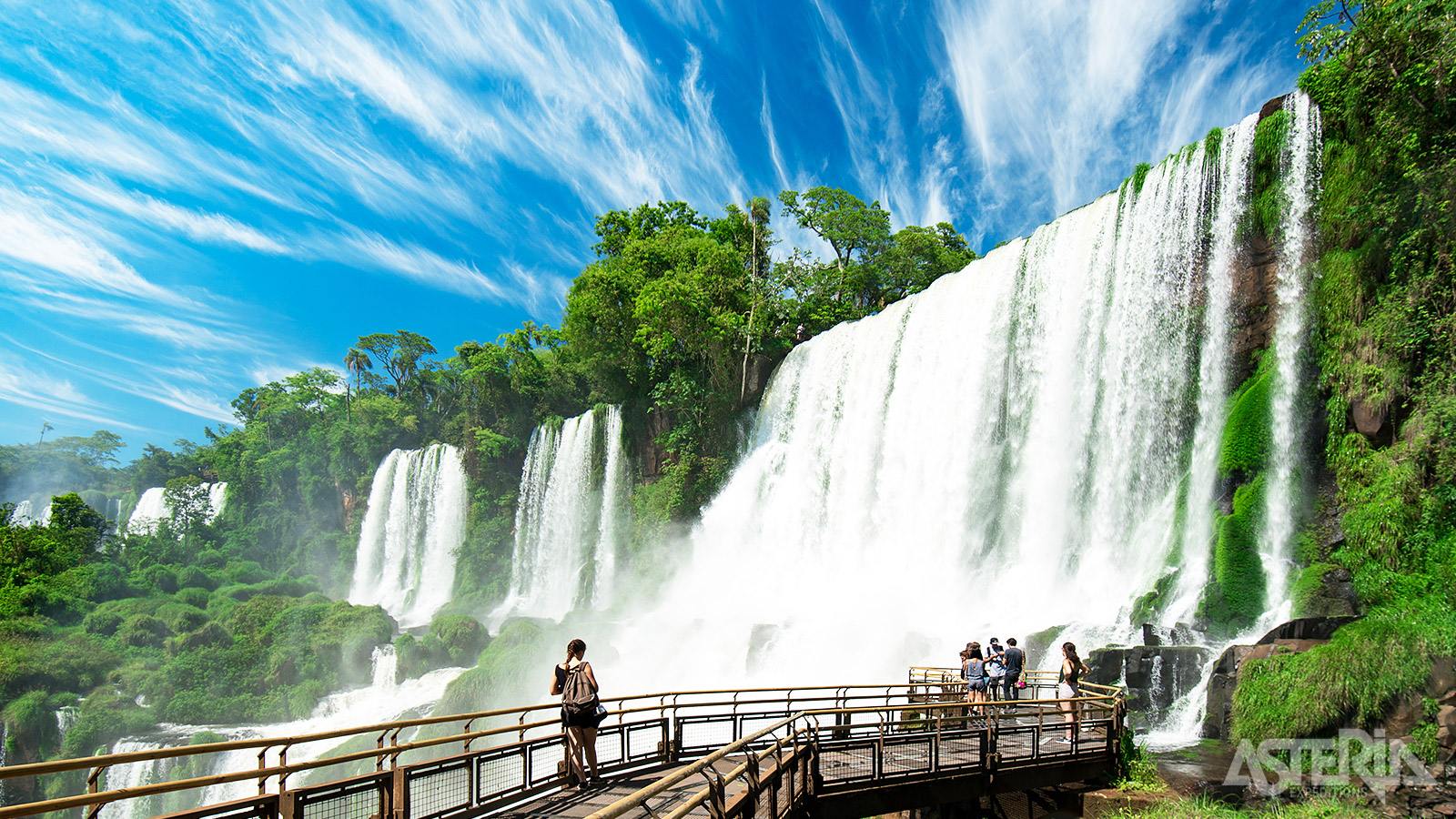 Iguazú biedt goed onderhouden wandelpaden en uitkijkpunten die je naar verschillende delen van de watervallen leiden