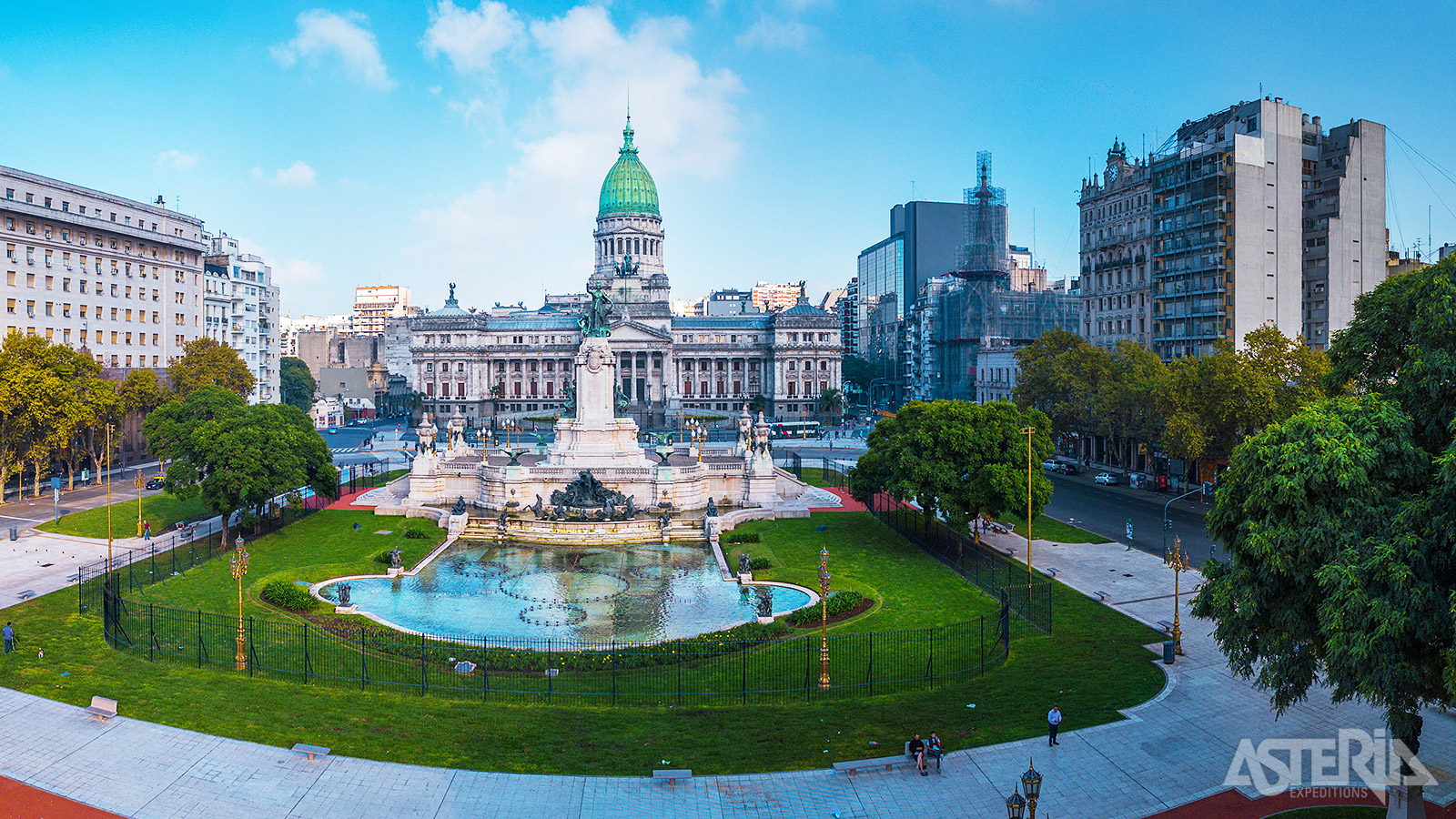 Plaza del Congreso ligt direct voor het Nationaal Congresgebouw en is bekend voor zijn historische en politieke betekenis