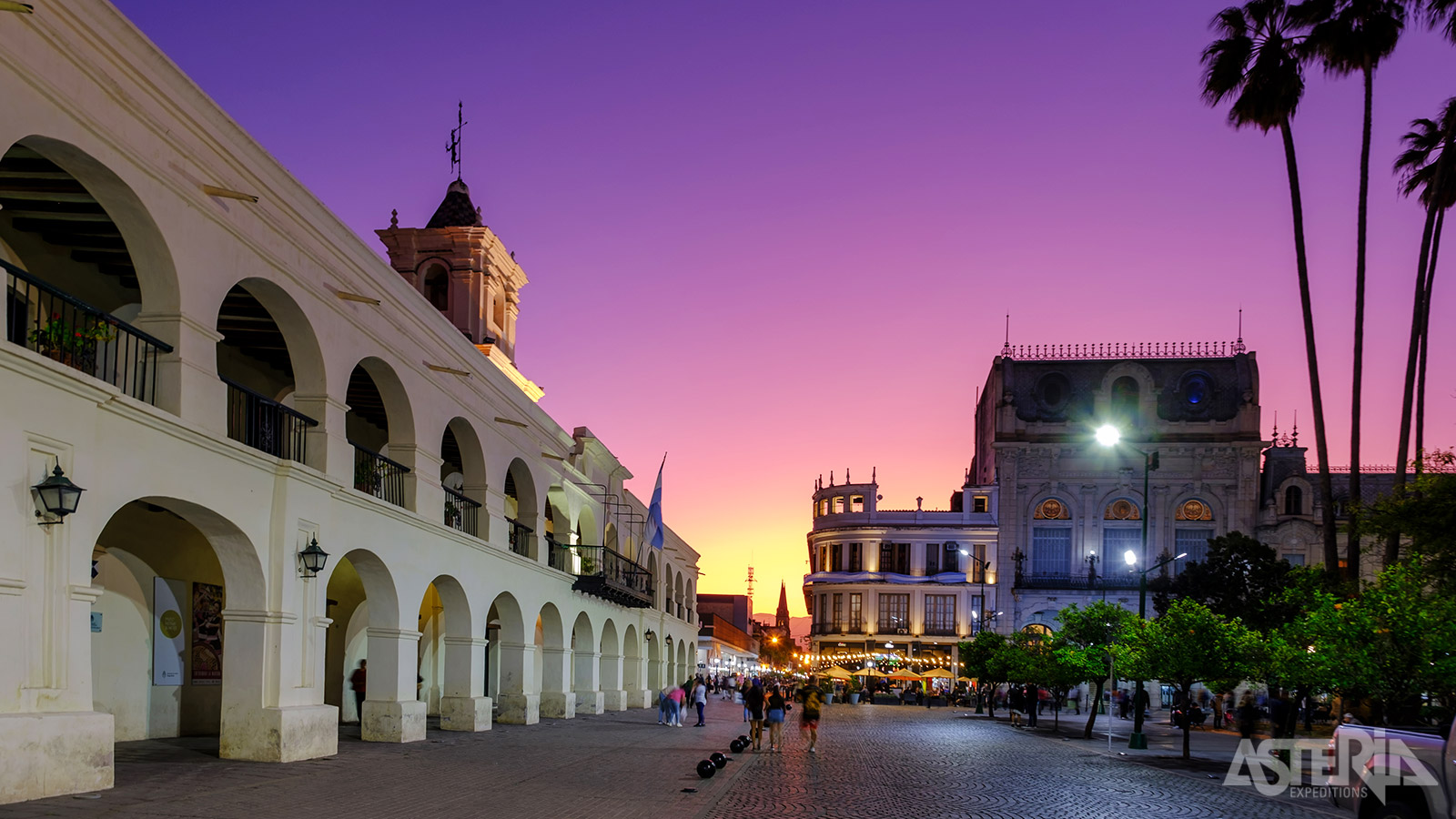 Veel gebouwen in Salta vertonen Spaanse koloniale architectuur, met witgekalkte muren, rode tegeldaken en arcades