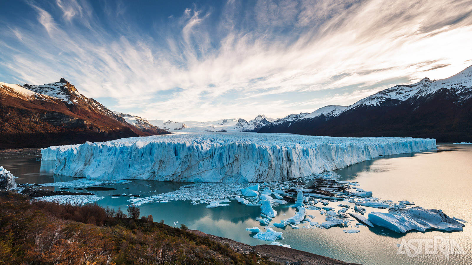 Het Los Glaciares Nationaal Park is een 30km lange ijskap bestaande uit tientallen kleinere gletsjers, gevoed door ’s werelds op twee na grootste zoetwaterreserve