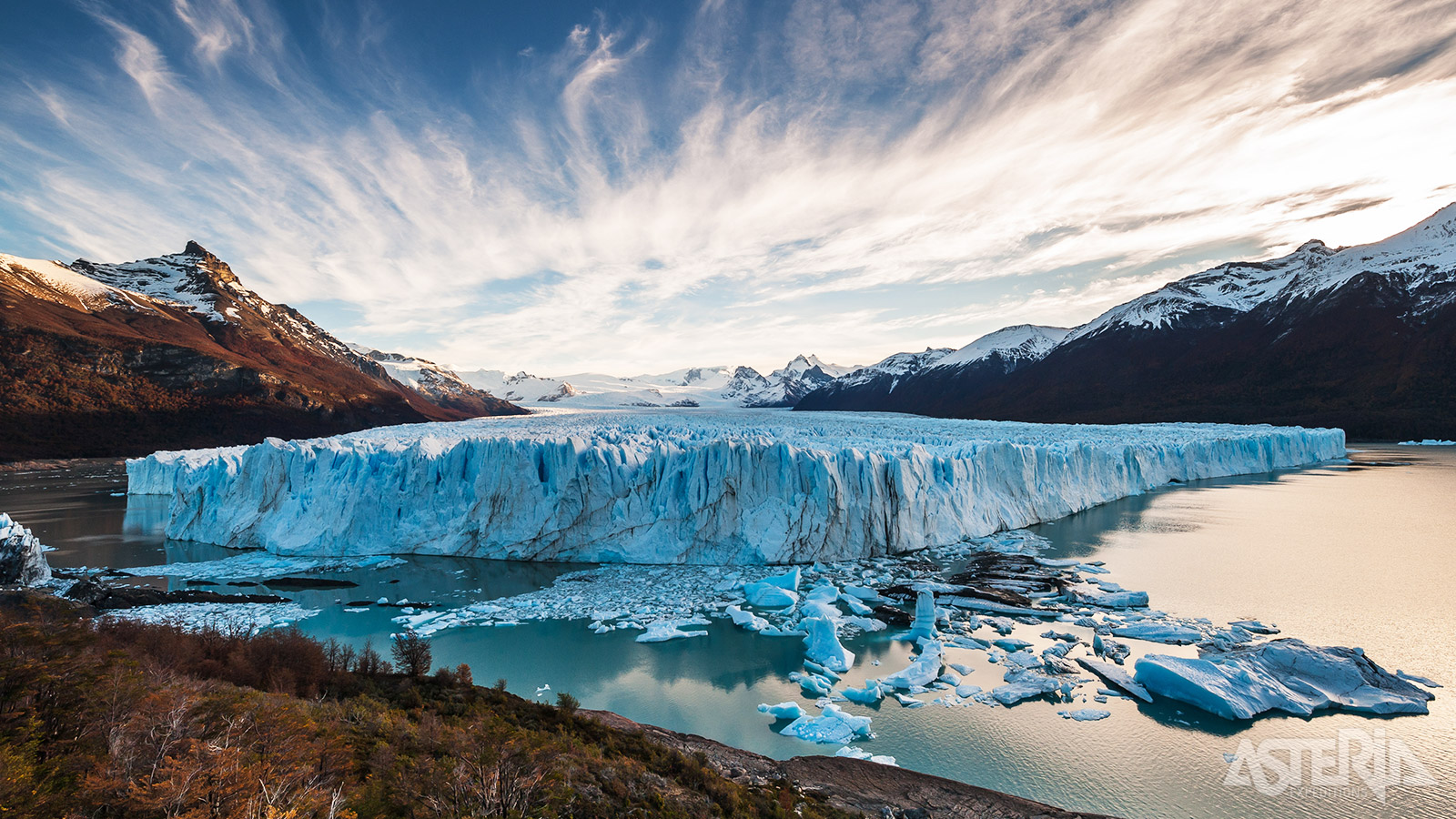 Het Los Glaciares Nationaal Park is een 30km lange ijskap bestaande uit tientallen kleinere gletsjers, gevoed door s werelds op twee na grootste zoetwaterreserve