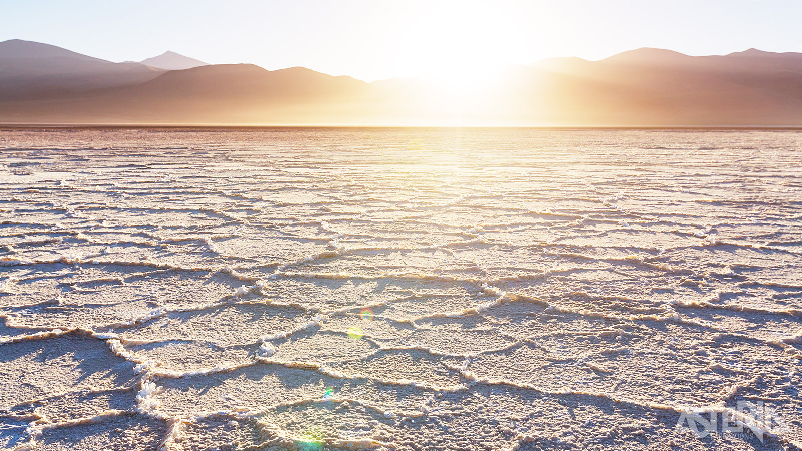 Het unieke landschap van de Salinas Grandes op 3.450m hoogte, bestaat uit een eindeloze zoutvlakte omgegeven door de Andes