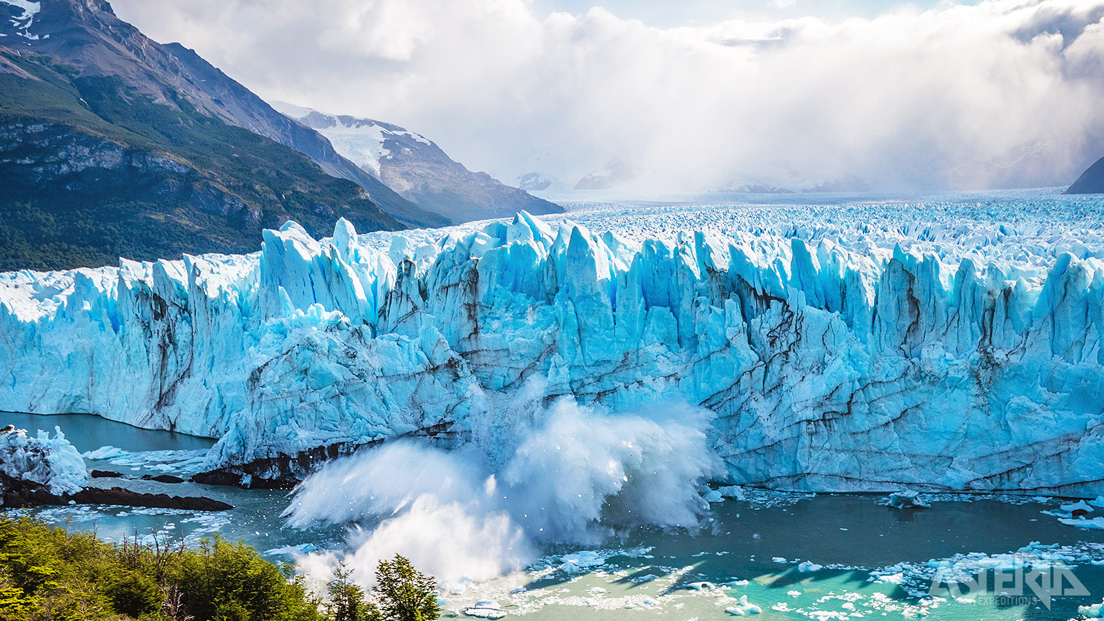 Perito Moreno is één van de weinige gletsjers in de wereld die nog steeds groeit, met ijs dat constant beweegt en afkalft
