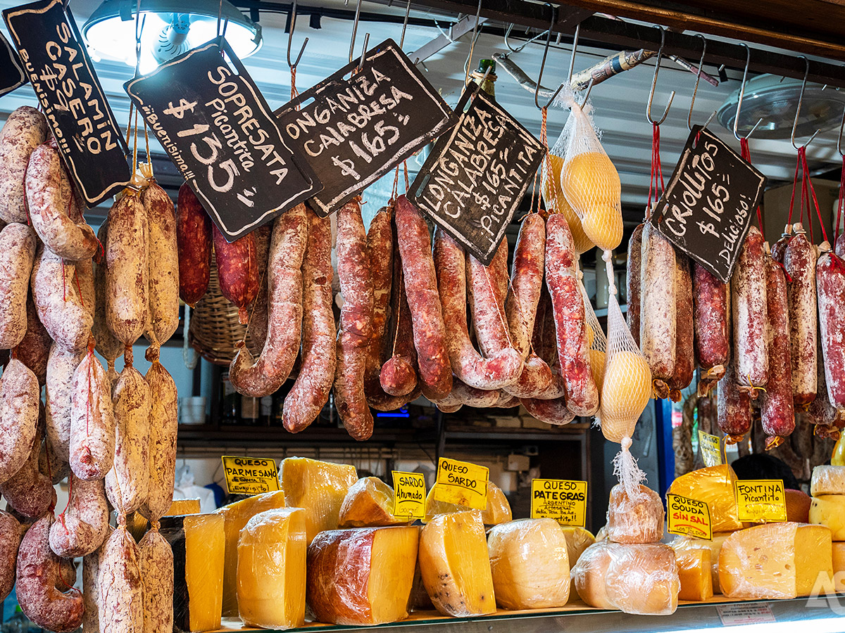 Op de historische markt van Mercado de San Telmo vind je een mix van antiek, delicatessen en ambacht