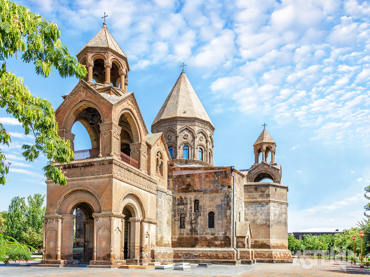 De kathedraal van Echmiatsin (Unesco) is de oudste christelijke kerk van Armeni