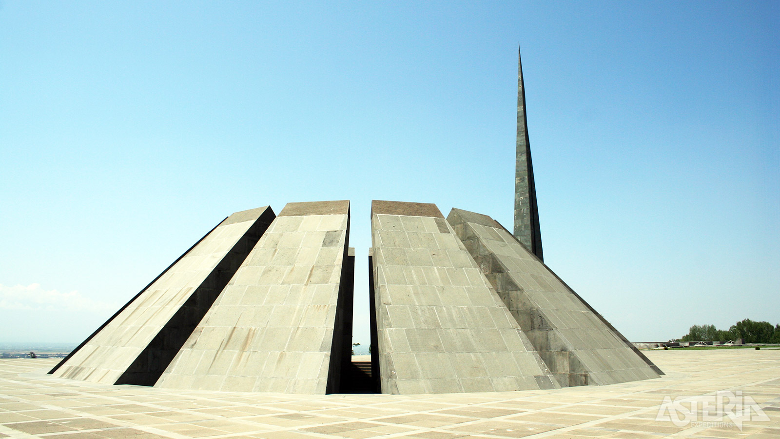Het Genocide Monument, nationaal gedenkteken ter nagedachtenis van de anderhalf miljoen Armenirs die omkwamen in 1915 tijdens de genocide