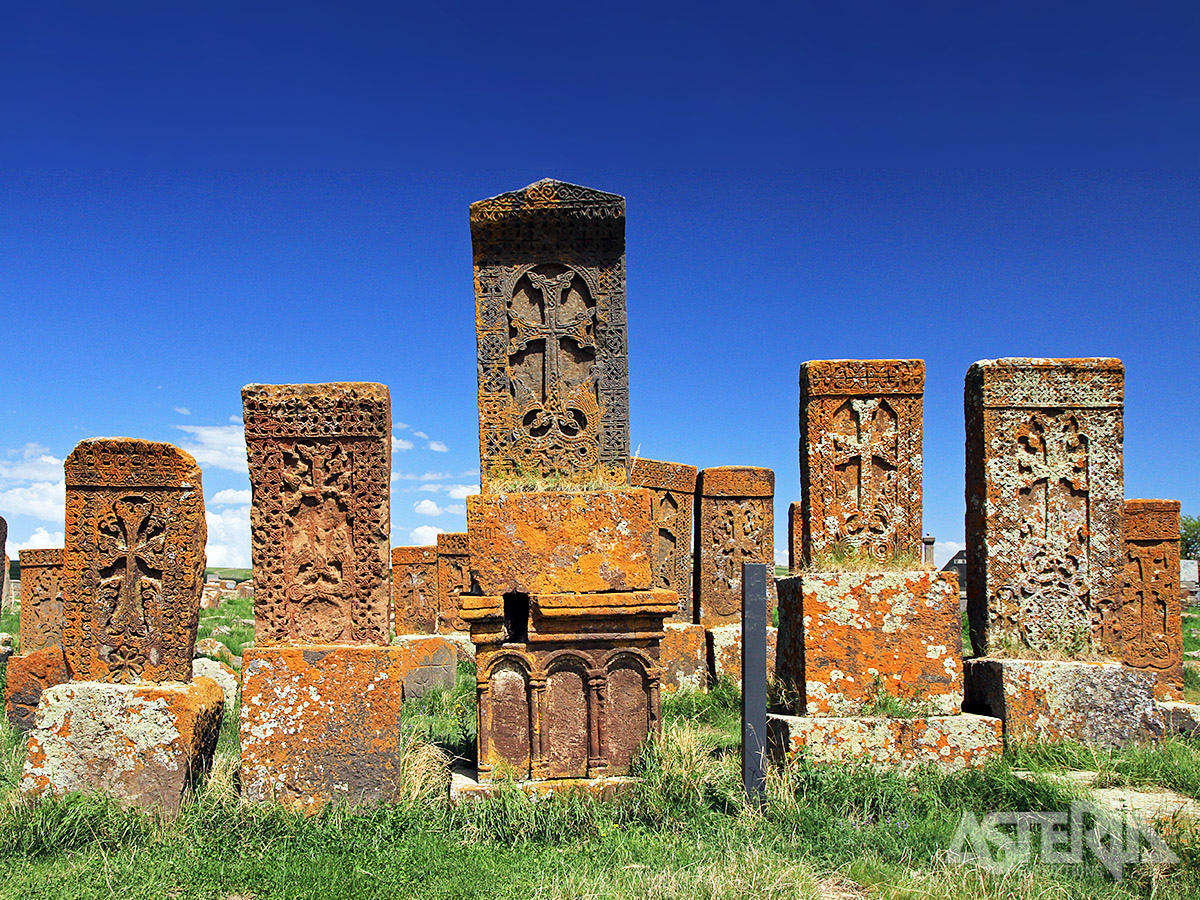 Op oude sites vind je dikwijls  Khachkars, typisch Armeense grafstenen, steeds voorzien van een  centraal kruis
