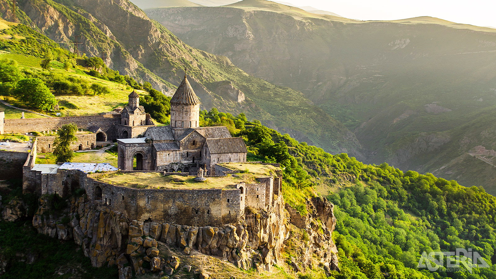 Het eeuwenoude Tatev klooster is n van de publiekstrekkers in Armeni en staat terecht op de lijst van Unesco