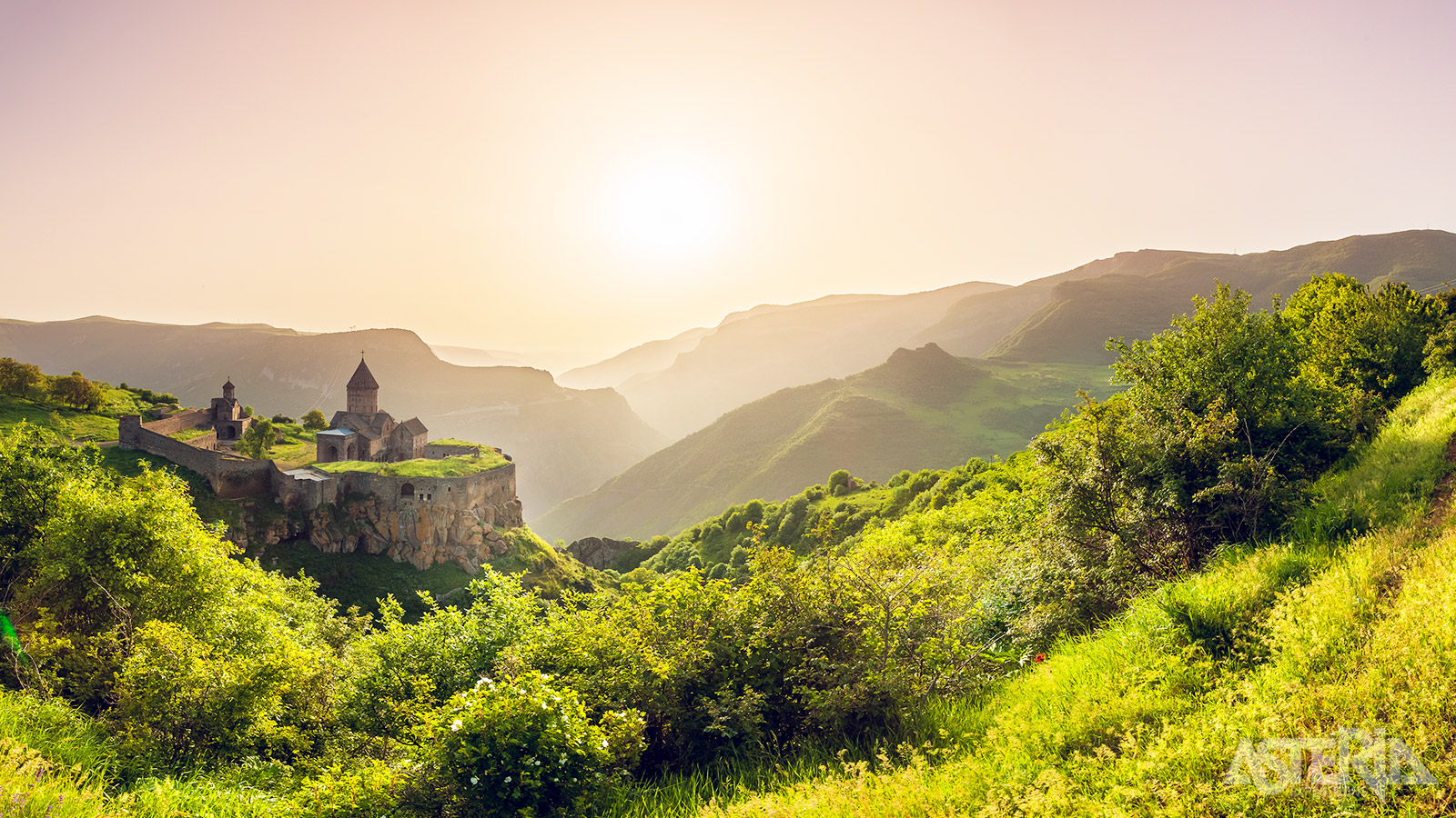 Het Tatev klooster domineert de Voroton canyon en ziet er onneembaar uit