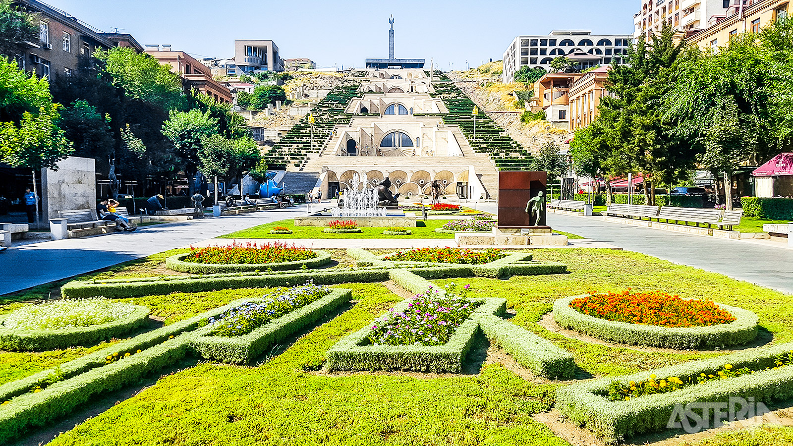 De Yerevan Cascade met zijn 572 treden verbindt het centrum van Kentron met de populaire Monumentenbuurt