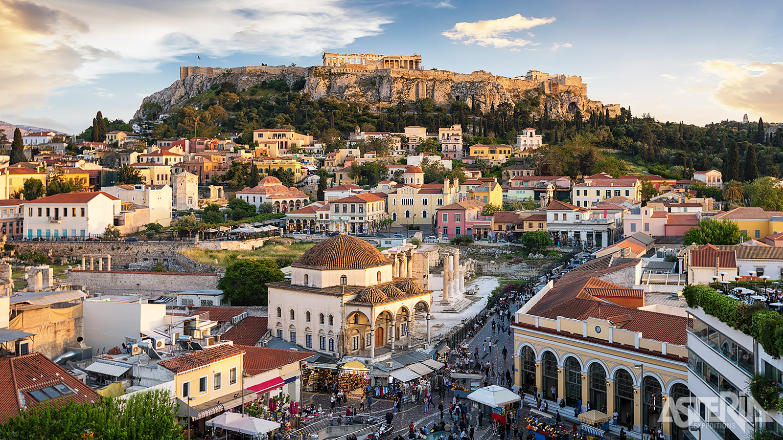 De Akropolis ligt op een rotsheuvel van ongeveer 150m boven het centrum van Athens