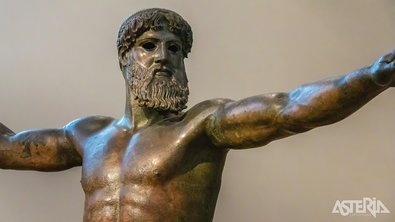 Een van de absolute topstukken is de Zeus van Artemision, een indrukwekkend bronzen beeld dat vermoedelijk Zeus of Poseidon voorstelt