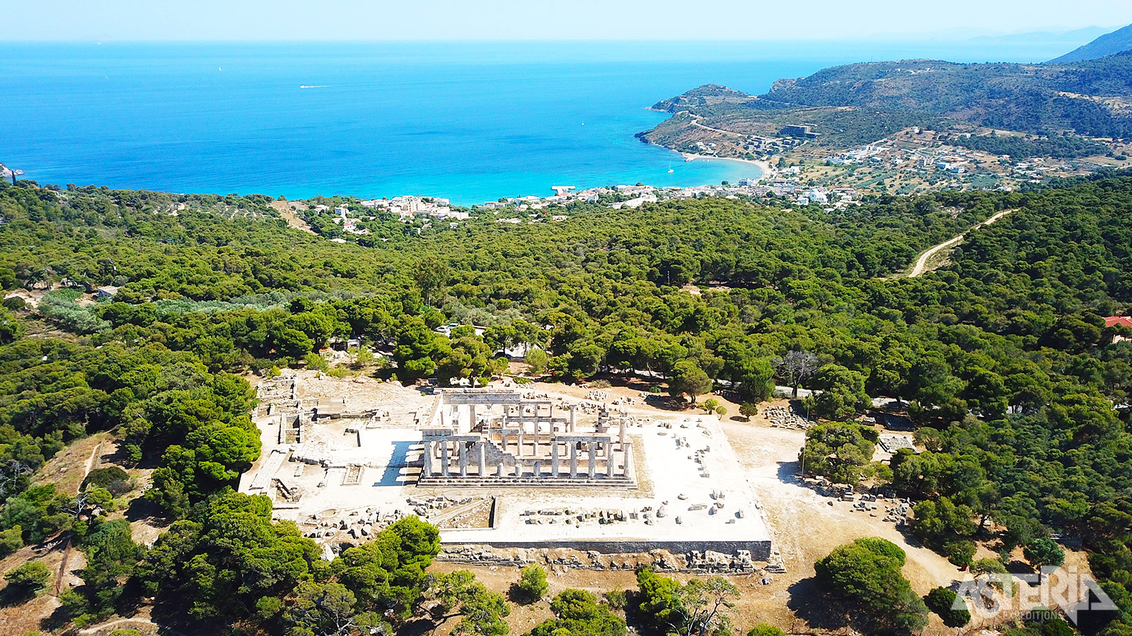 De tempel van Aphaia op Aegina, een prachtig bewaarde Griekse tempel met een schitterend uitzicht over de zee en het eiland