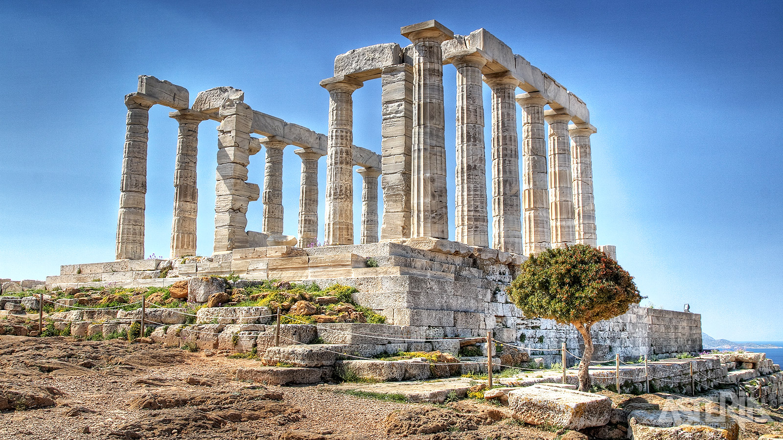 Van de oorspronkelijke tempel van Poseidon op Kaap Sounion staan nog 15 Dorische zuilen overeind