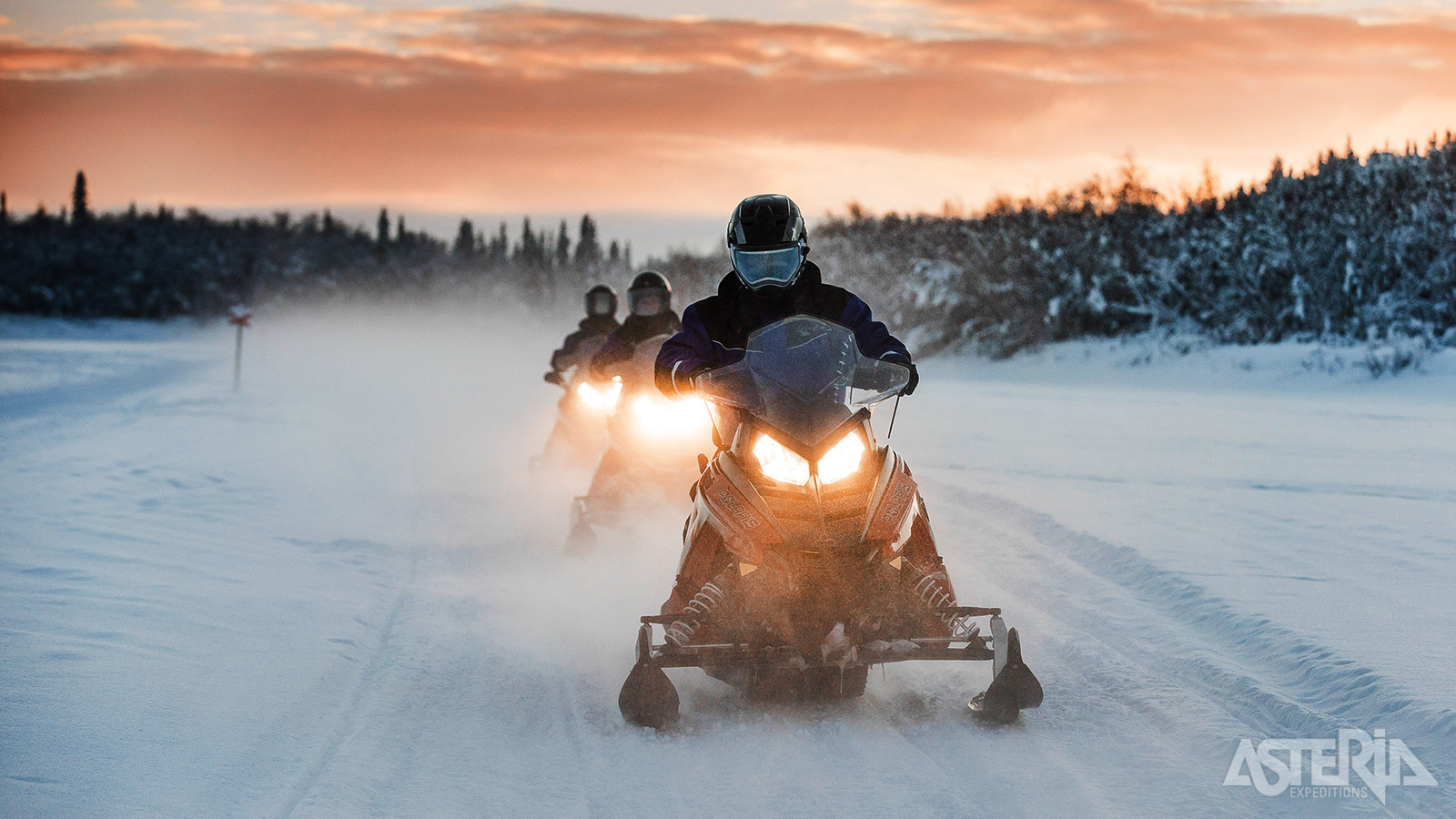 Tijdens de sneeuwscootertocht beschikt iedereen over een eigen sneeuwscooter