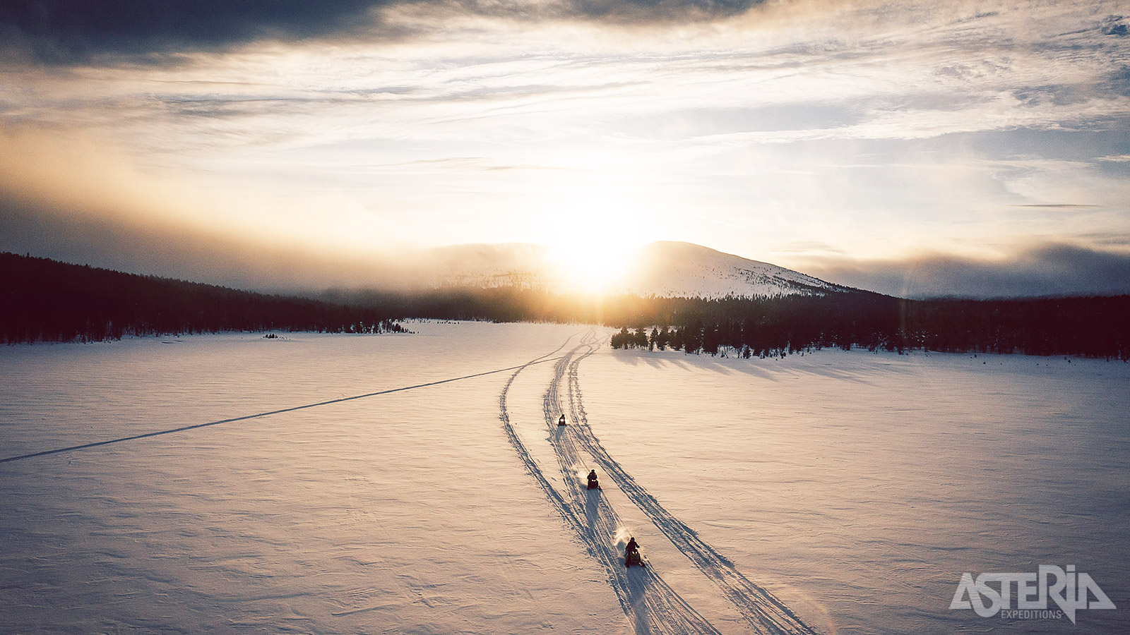 Trek de uitgestrekte natuur in met de sneeuwscooter