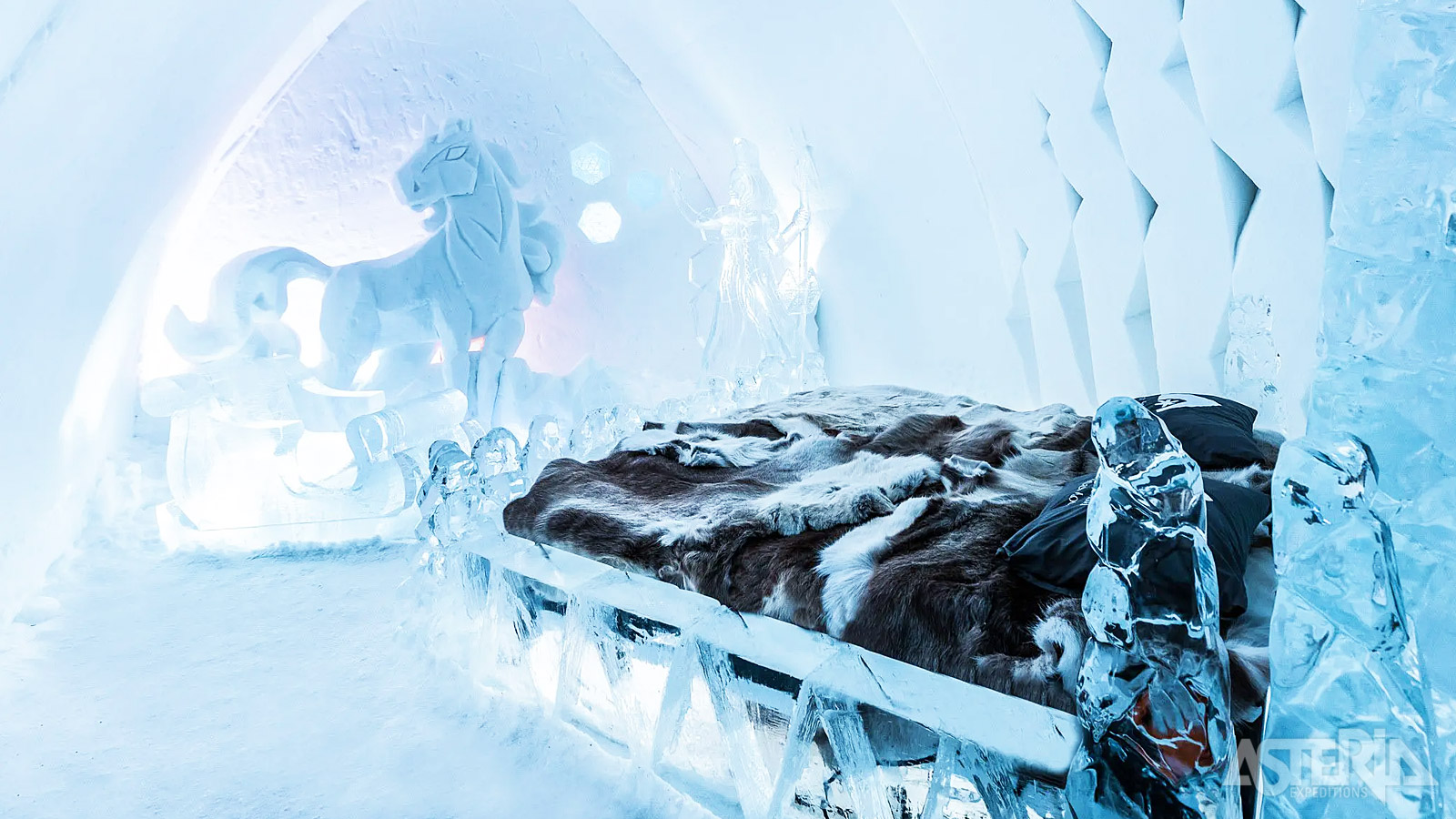 Van fonkelende ijssculpturen tot sfeervolle sneeuwkamers: het Arctic SnowHotel biedt het allemaal