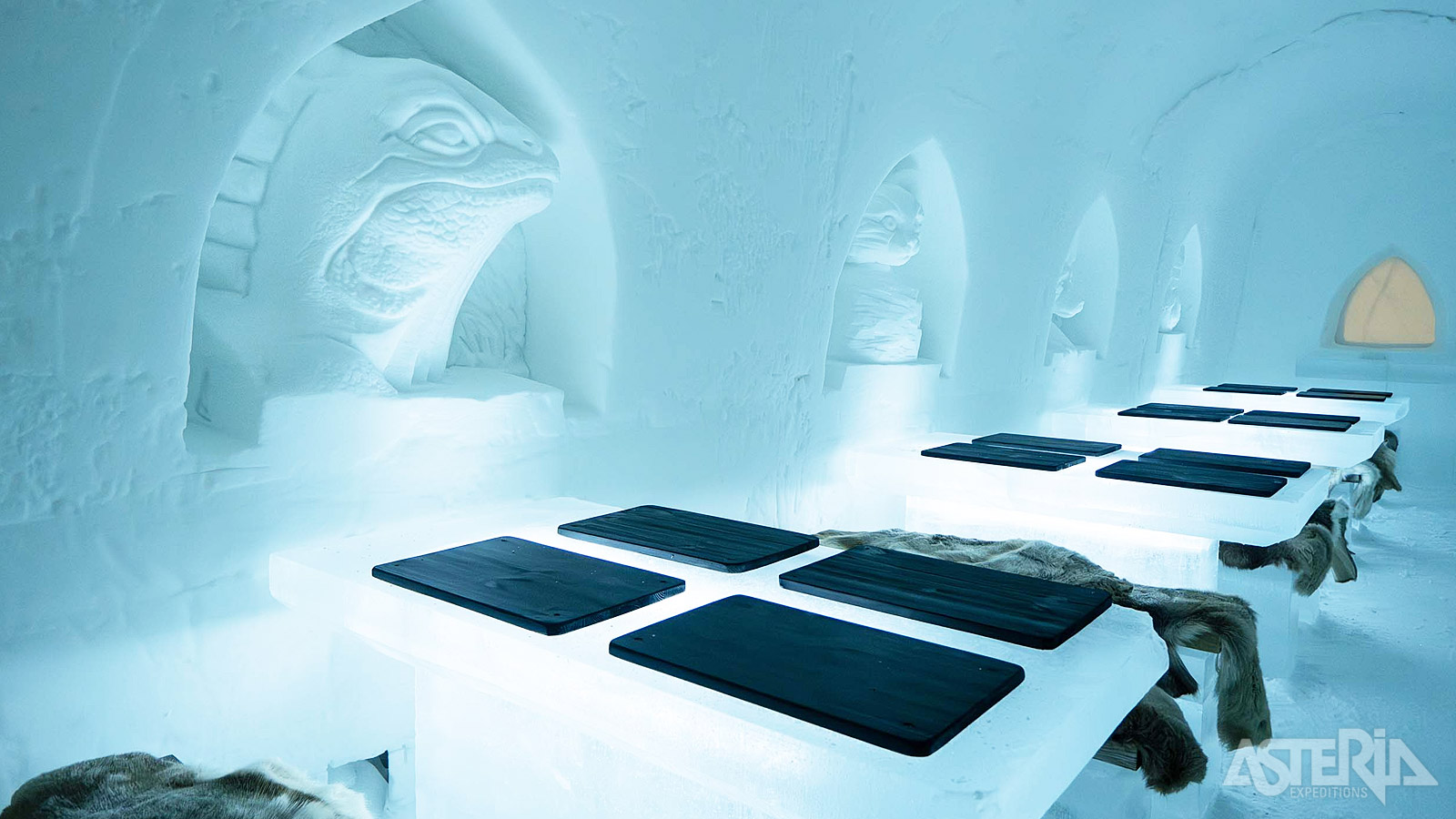 In het Arctic SnowHotel stap je binnen in een magisch winterwonderland, compleet met ijssuites, ijskapel en restaurant volledig uit ijs